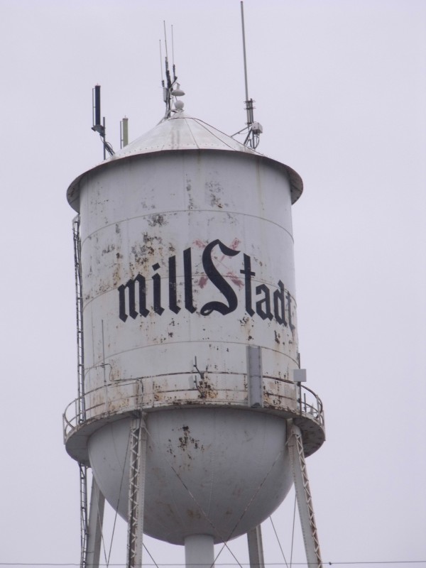 Group hopes to save old Millstadt water tower